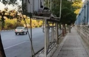 زندگی یک خانواده بی‌خانمان روی سقف ایستگاه اتوبوس در کرج