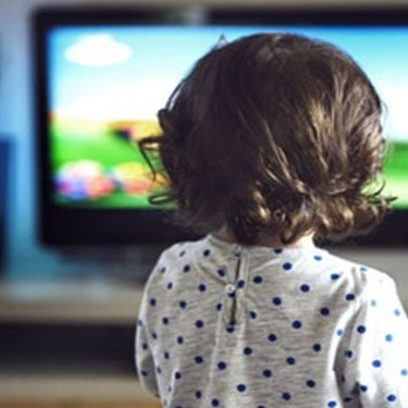 با اعتیاد کودکان به موبایل و برنامه‌های تلویزیونی چه کنیم؟