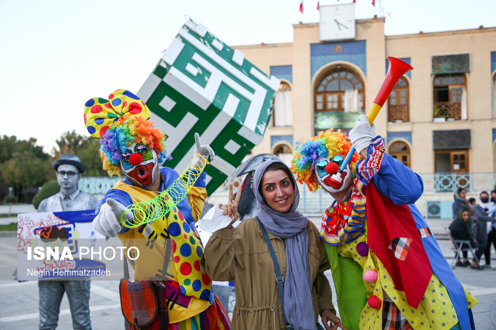در حاشیه‌ سی و چهارمین جشنواره بین‌المللی فیلم‌ کودک و نوجوان