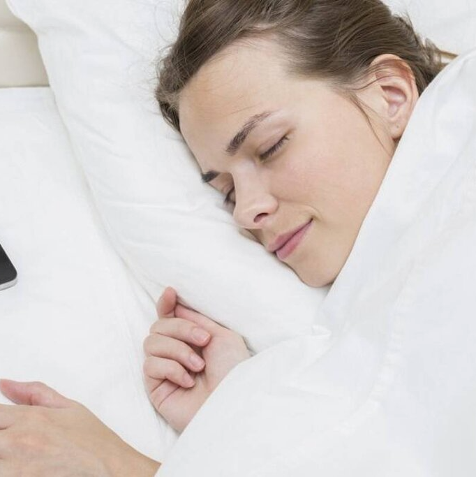 هنگام خواب، موبایل خود را کجا بگذاریم؟