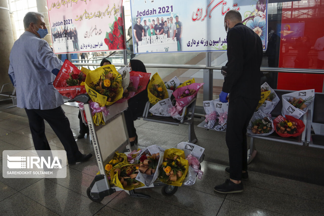 عکس/ بازگشت نوجوانان وزنه برداری به کشور