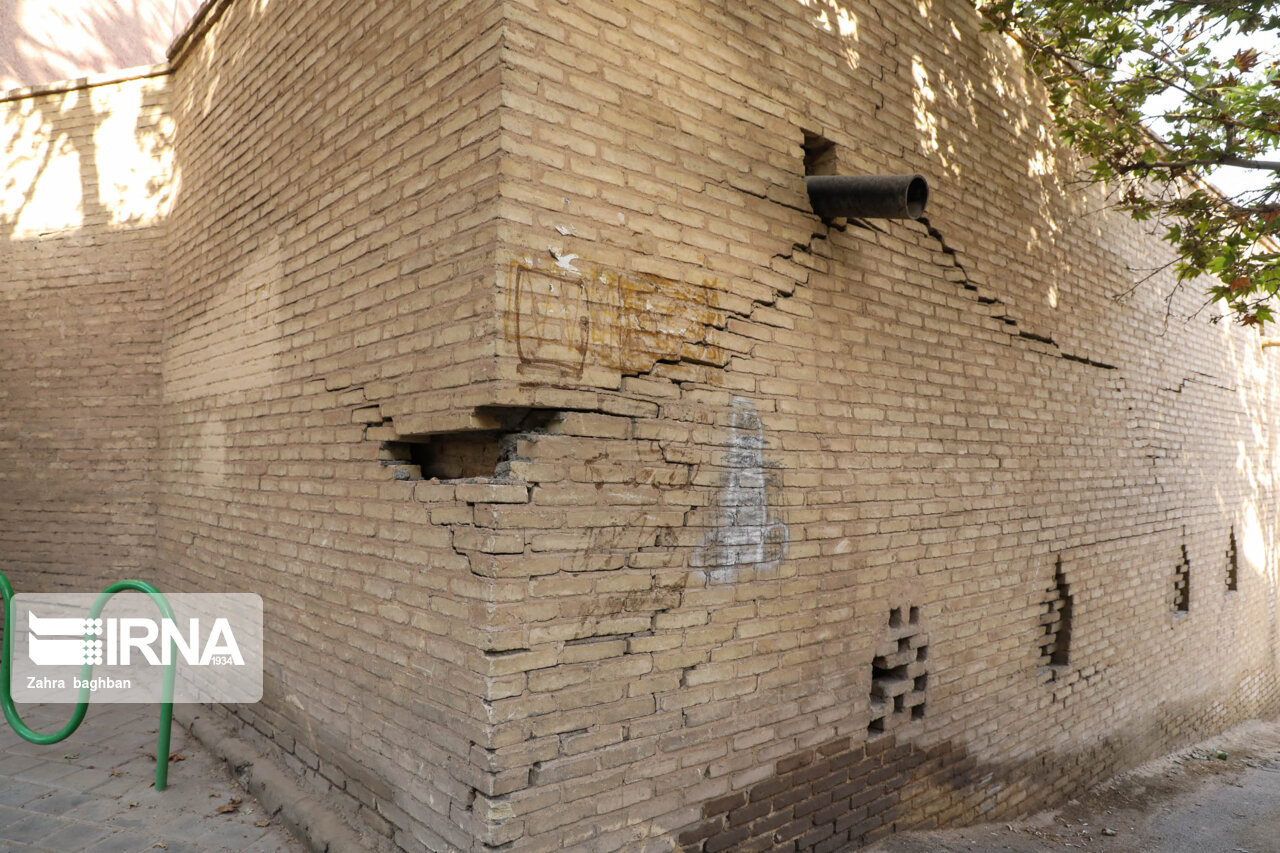 فرونشست زمین در بنای تاریخی مسجد حکیم اصفهان