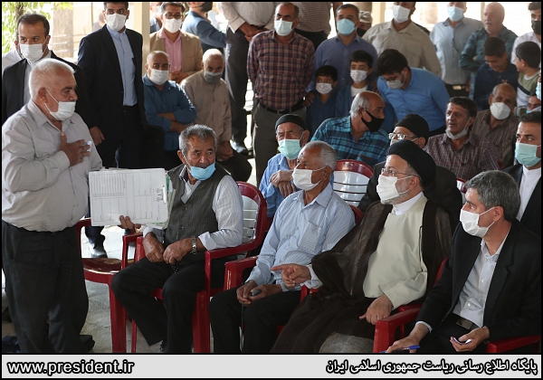 عکس/ گفتگوی رئیسی با اهالی روستای کرانه