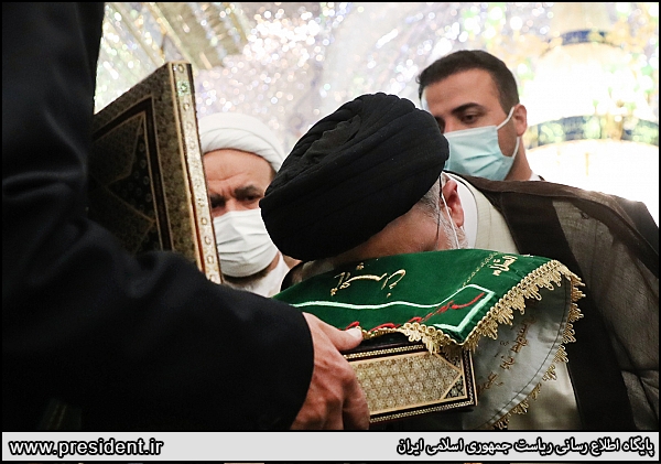 عکس/ رئیس جمهور به زیارت حرم مطهر شاهچراغ(ع) رفت