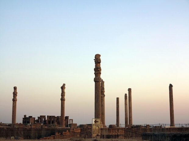 رئیسی از تخت جمشید بازدید کرد