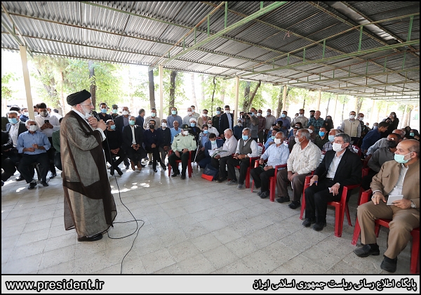 عکس/ گفتگوی رئیسی با اهالی روستای کرانه
