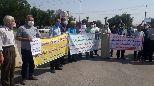 تجمع معلمان اهوازی و کارمندان آموزشوپرورش مقابل صداوسیمای خوزستان