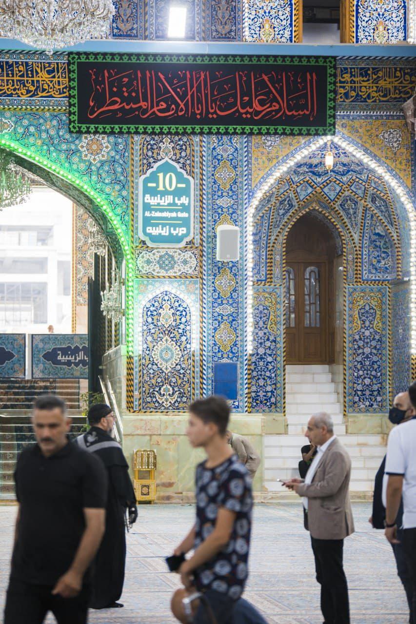 عکس/ نصب پرچمهای عزا در صحن و سرای حرم مطهر سید الشهداء