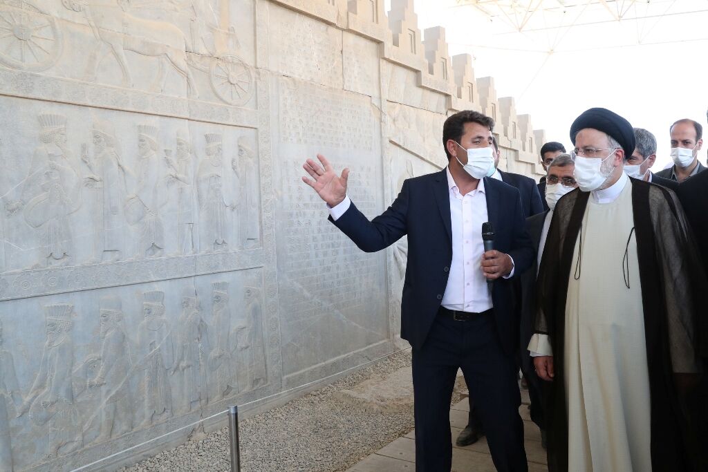 رییسی در «تخت جمشید»: عاقبت ظالمان را ببینید