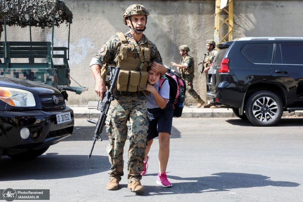 عکس/ کمک سرباز ارتش به یک دختر در درگیری های بیروت