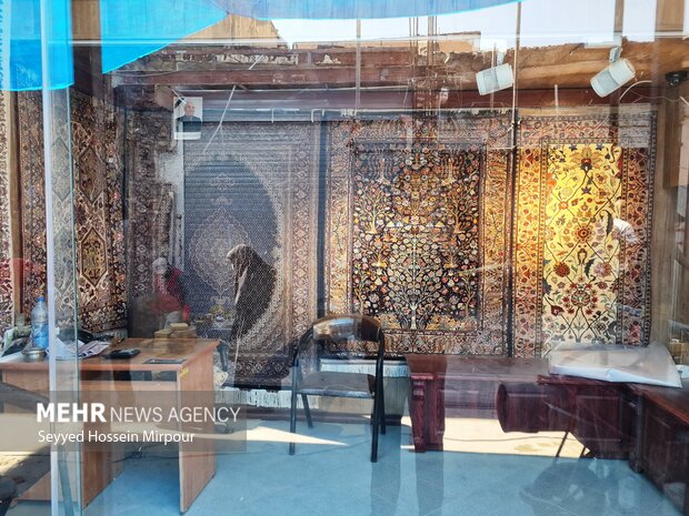زیبایی‌های تار و پود در بازار فرش مشهد به روایت تصویر