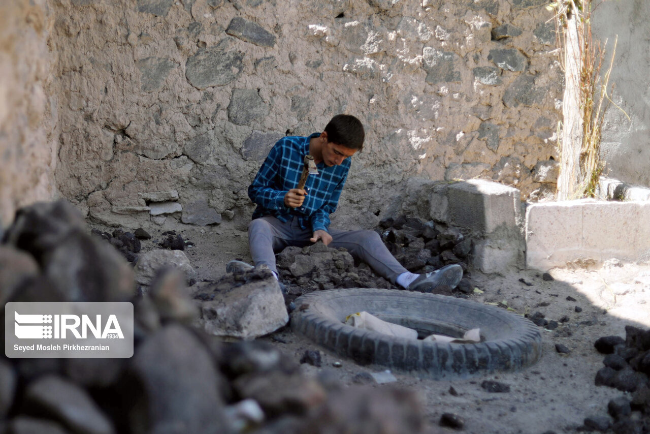 تولید سنگ پا در روستای «قزلجه‌کند»
