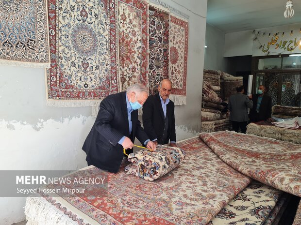 زیبایی‌های تار و پود در بازار فرش مشهد به روایت تصویر