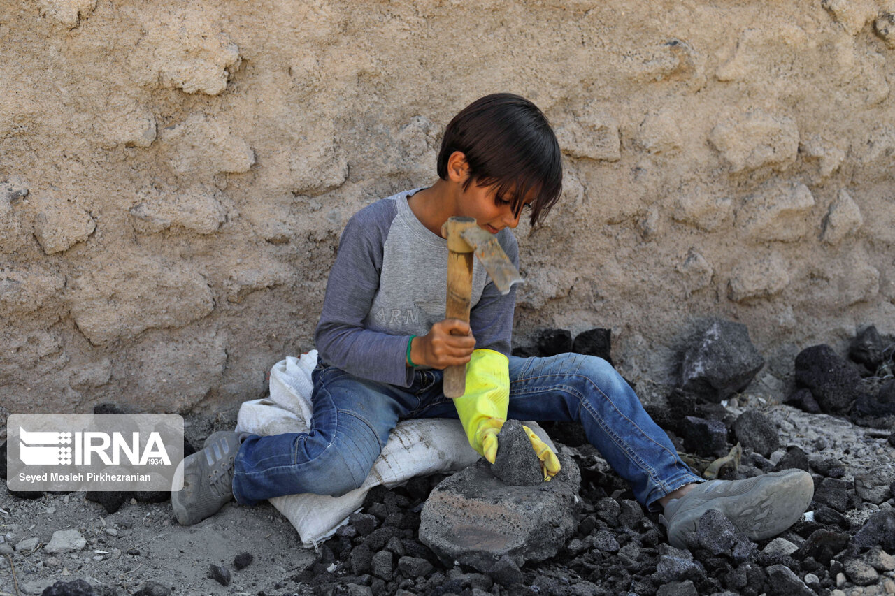 تولید سنگ پا در روستای «قزلجه‌کند»