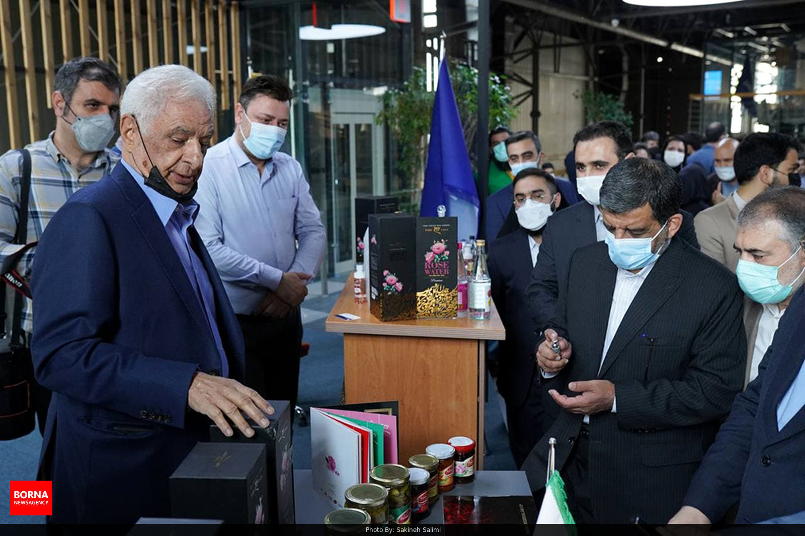 بازدید وزیر میراث فرهنگی از نمایشگاه صنایع خلاق و فرهنگی