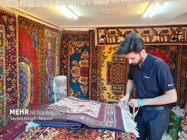 زیبایی‌های تار و پود در بازار فرش مشهد به روایت تصویر