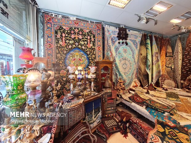 زیبایی‌های تار و پود در بازار فرش مشهد به روایت تصویر