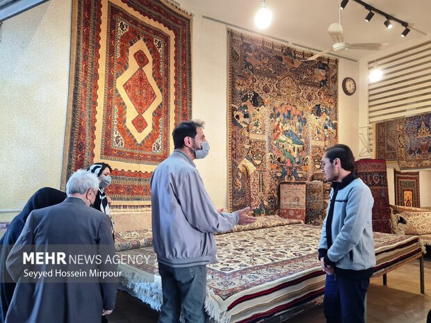 زیبایی‌های تار و پود در بازار فرش مشهد به روایت تصویر