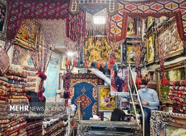 زیبایی‌های تار و پود در بازار فرش مشهد به روایت تصویر