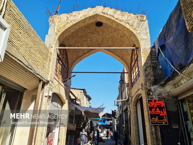 زیبایی‌های تار و پود در بازار فرش مشهد به روایت تصویر