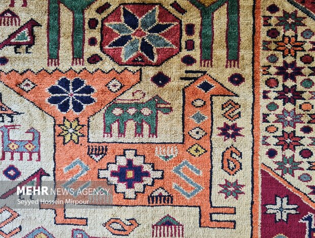 زیبایی‌های تار و پود در بازار فرش مشهد به روایت تصویر