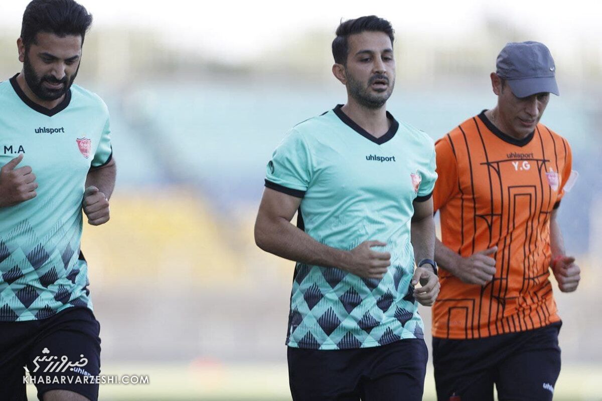 حمله هواداران به آنالیزور پرسپولیس
