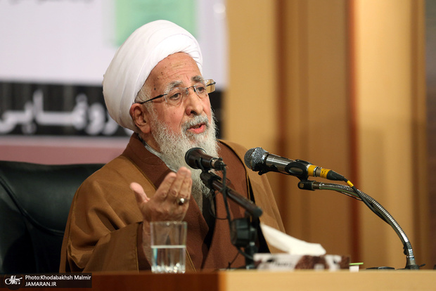 جوادی آملی: وزارت بهداشت طبیب تربیت کند نه کاسب