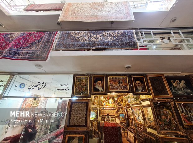 زیبایی‌های تار و پود در بازار فرش مشهد به روایت تصویر