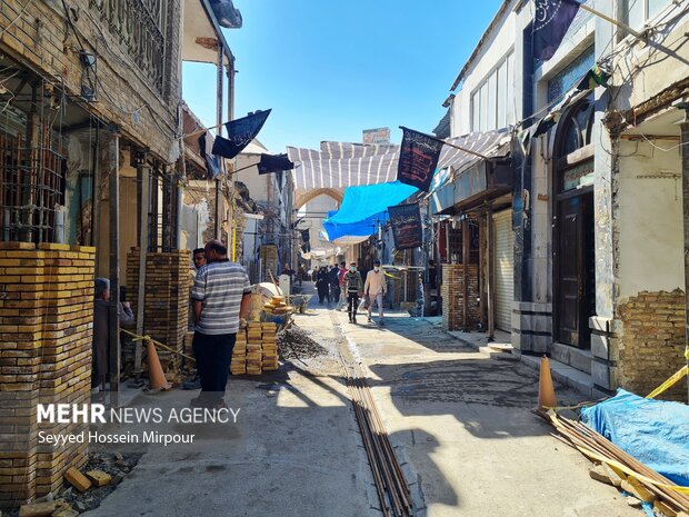 زیبایی‌های تار و پود در بازار فرش مشهد به روایت تصویر