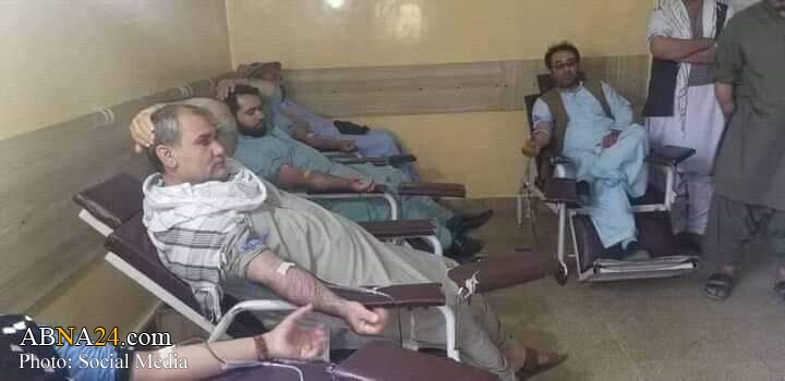 عکس/ اهدای خون اهل سنت افغانستان برای مجروحان شیعه حمله تروریستی قندهار