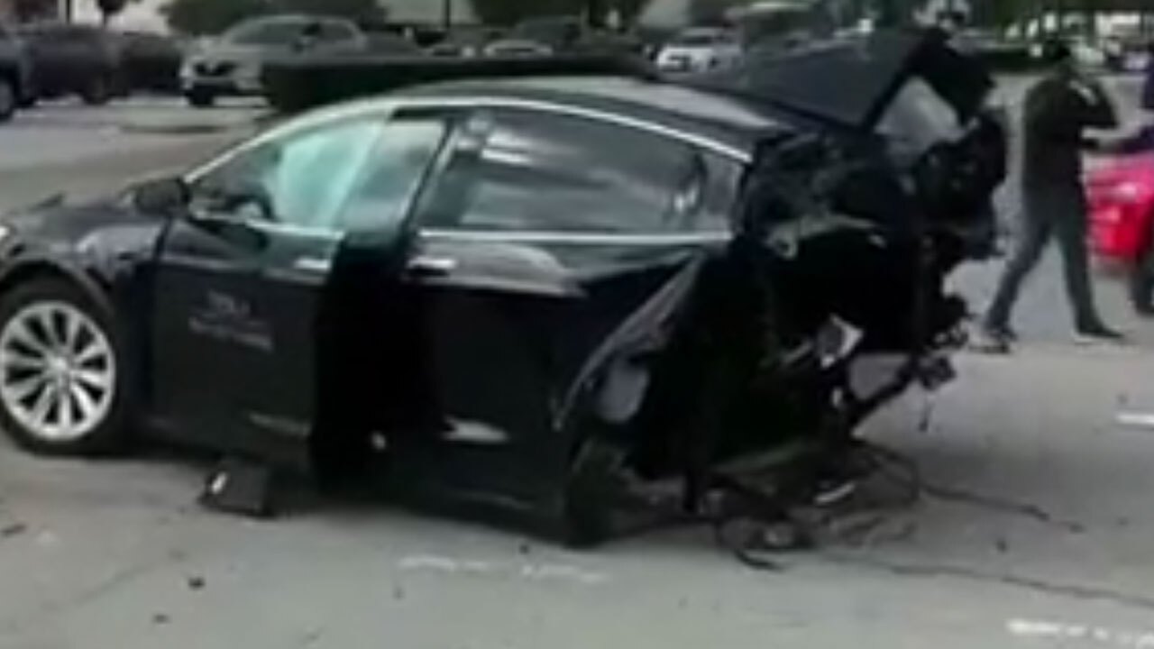 نجات معجزه آسای سرنشینان تسلا از تصادف وحشتناک