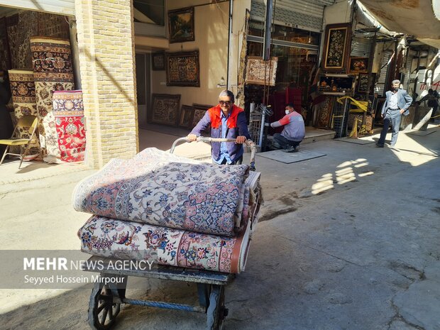 زیبایی‌های تار و پود در بازار فرش مشهد به روایت تصویر