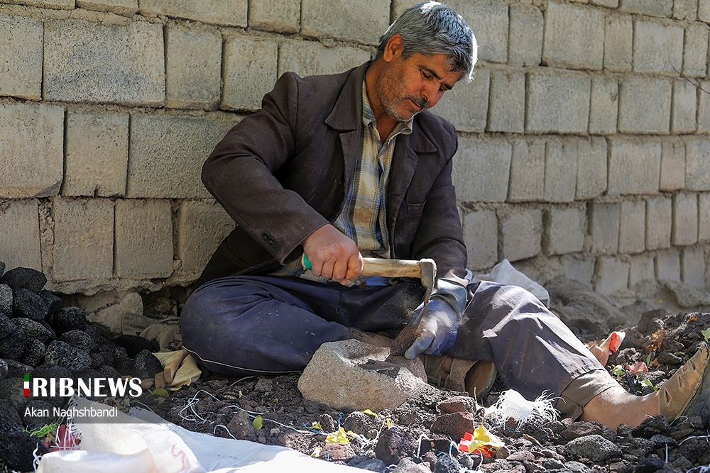 عکس/ روستایی که پیر و جوان به ساخت سنگ پا مشغولند!