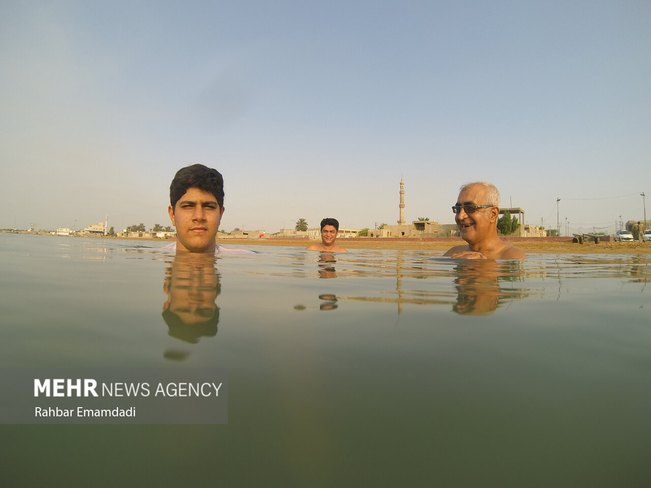 عکس/ گردشگری پاییزی در سواحل شهر بندرعباس