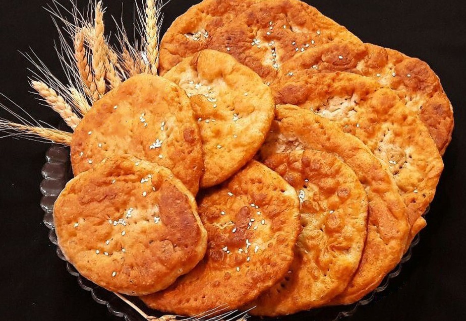 پخت «نان روغن جوشی» سنتی به روش کرمانی ها