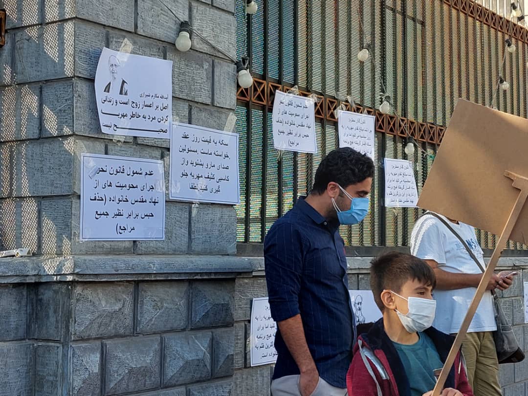 تجمع و اعتراض بدهکاران مهریه مقابل مجلس 