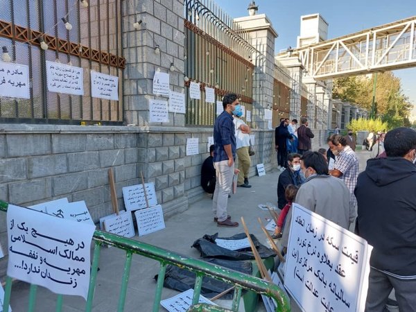 تجمع و اعتراض بدهکاران مهریه مقابل مجلس 