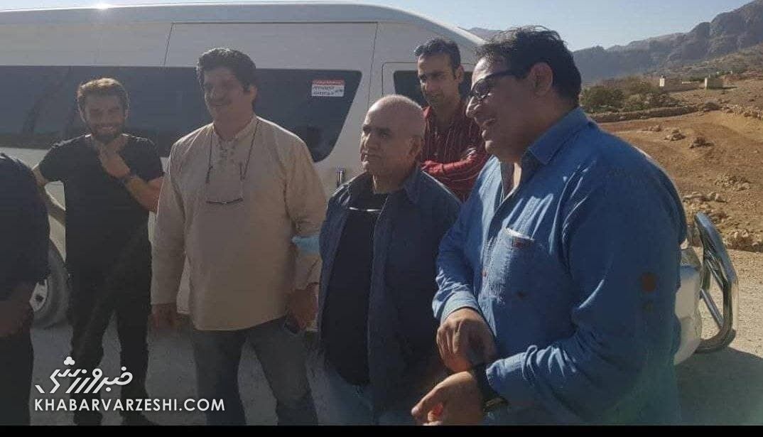 تصویری از قهرمان کشتی جهان و پرویز پرستویی 