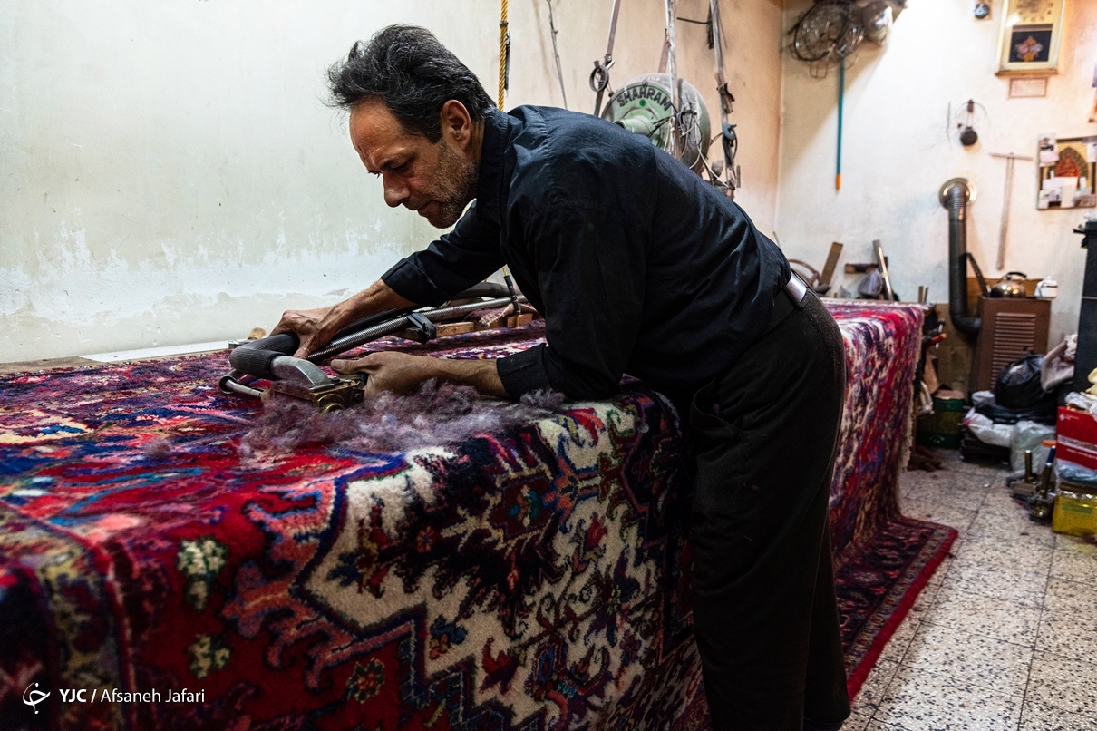 عکس/ روفه گری و پرداخت فرش و قالی در تبریز