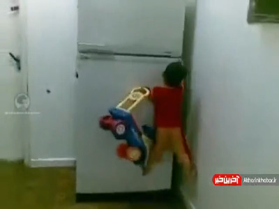 مهارت پسربچه در بالا رفتن از وسایل منزل!