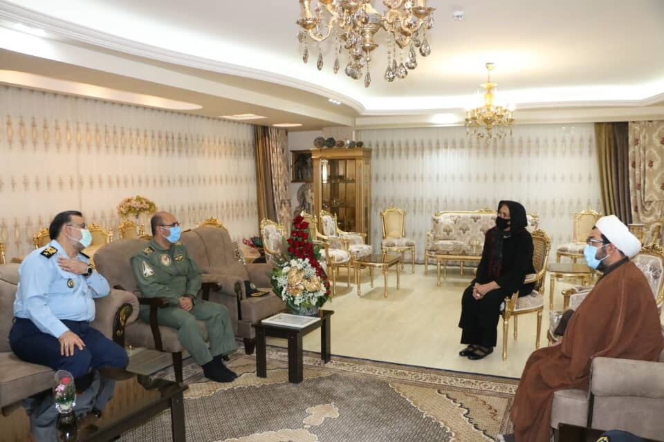 دیدار فرمانده نهاجا با همسر خلبان شهیدی که پیکرش بعد از ۲۳ سال به وطن بازگشت
