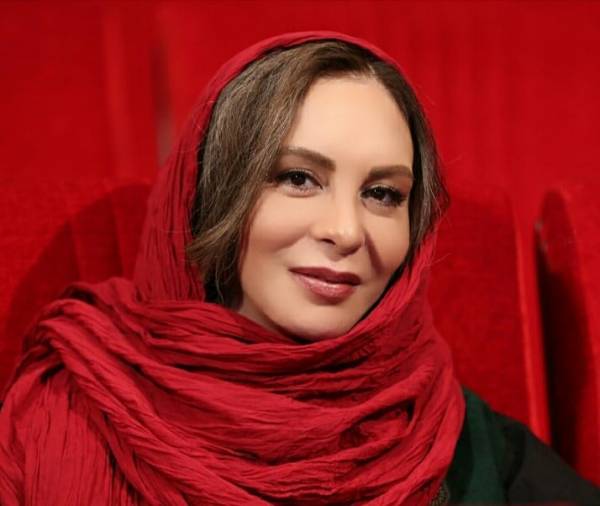چهره‌ها/ افسانه بایگان در حال نواختن موسیقی سنتی