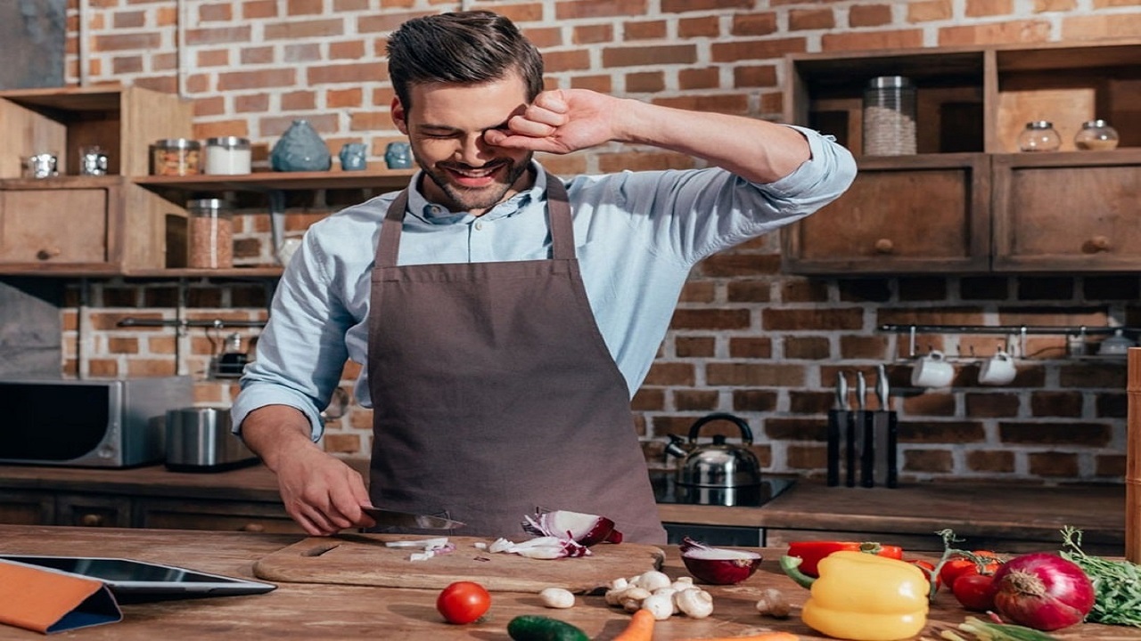 ترفندهای حرفهای برای خرد کردن پیاز بدون اشک ریختن!