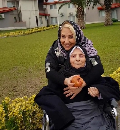 چهره ها/ مرجانه گلچین بر سر مزار مادر تازه از دست داده اش