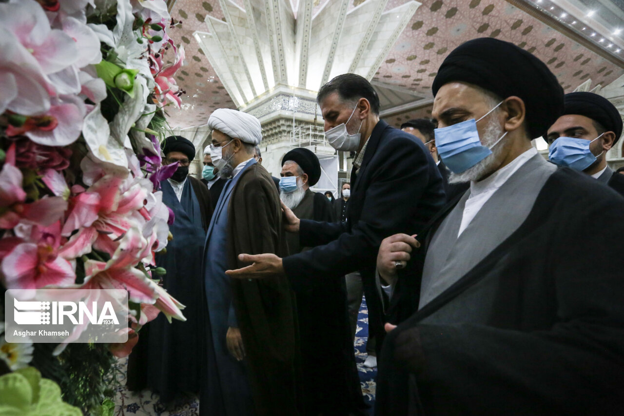 عکس/ ادای احترام میهمانان کنفرانس وحدت اسلامی به امام راحل