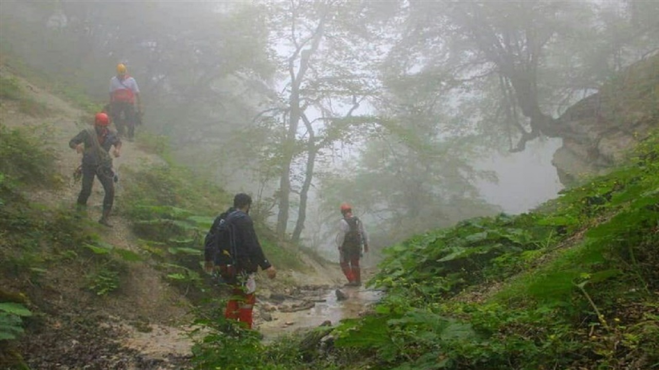 نجات ۳ نفر از مه و باران ارتفاعات جنگلی گلستان