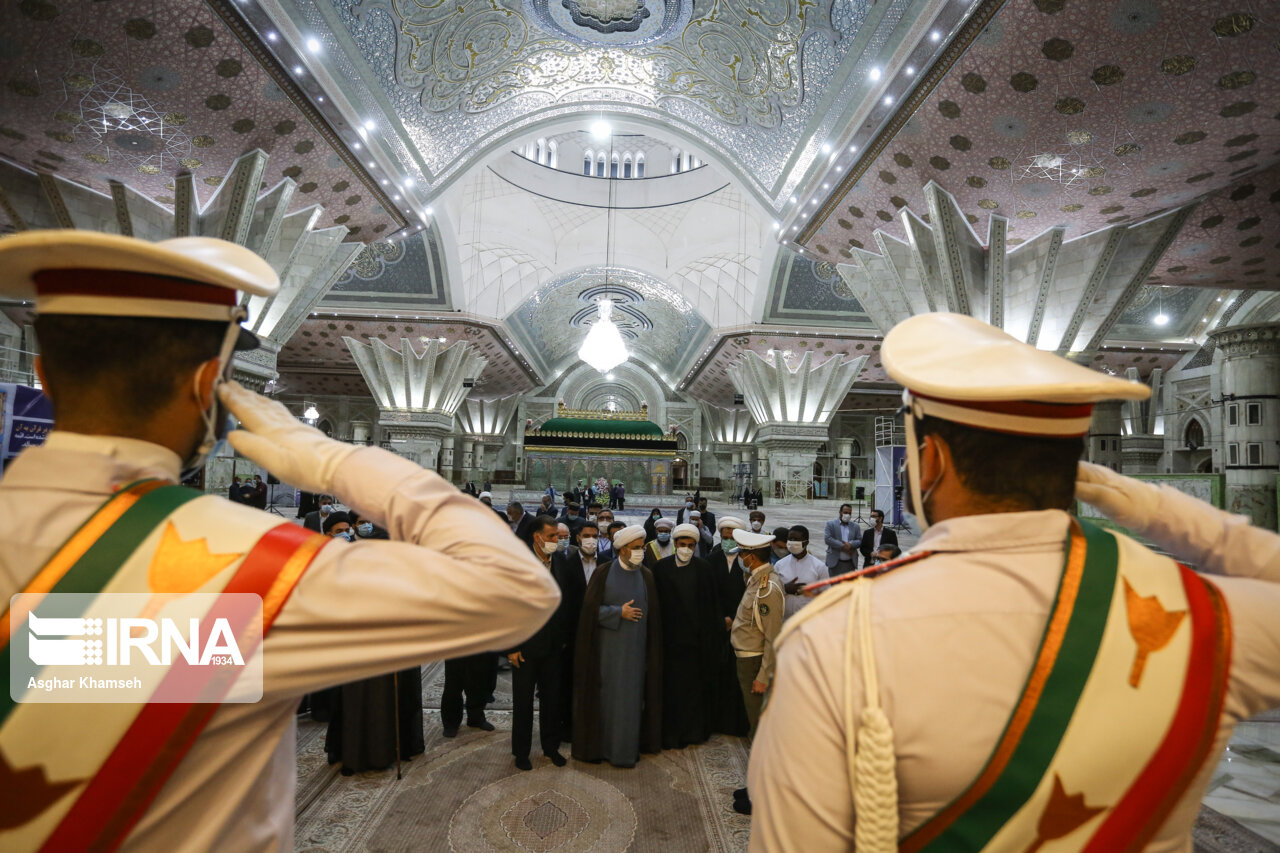عکس/ ادای احترام میهمانان کنفرانس وحدت اسلامی به امام راحل