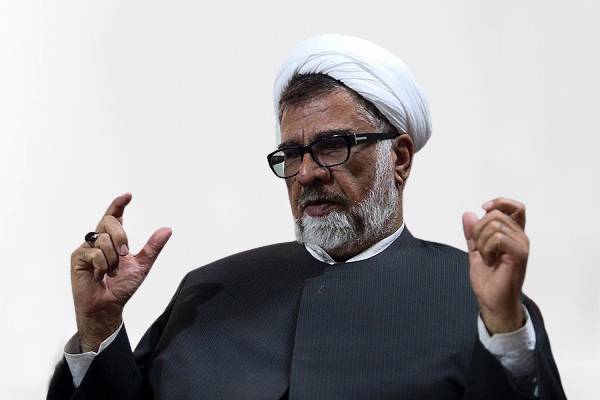عضو مجمع مدرسین قم: موتورسواری هیچ ممنوعیت شرعی برای زنان ندارد