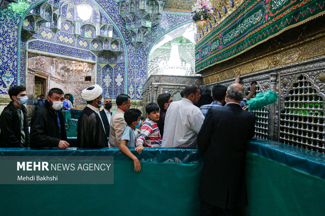 عکس/ دسترسی زائران به ضریح حضرت معصومه(س)
