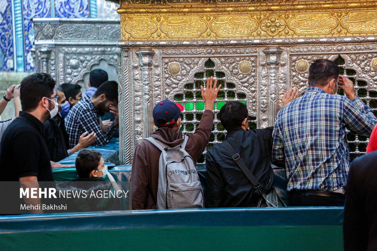 عکس/ دسترسی زائران به ضریح حضرت معصومه(س)